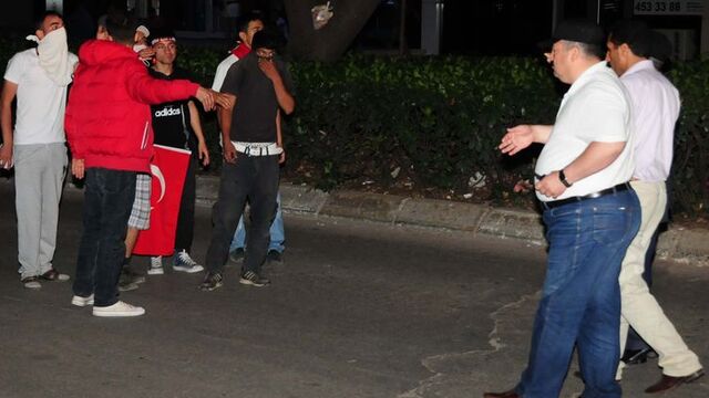 Polis ile gösterici arasında ilginç diyalog