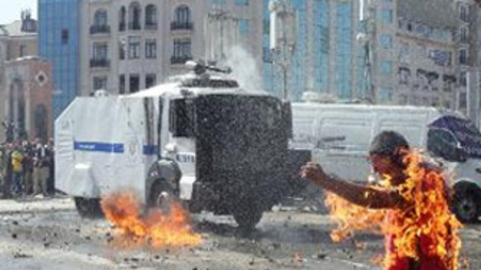 Molotof atarken kendilerini yaktılar