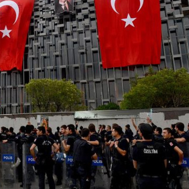 Taksim'de bu kez polisler slogan attı!