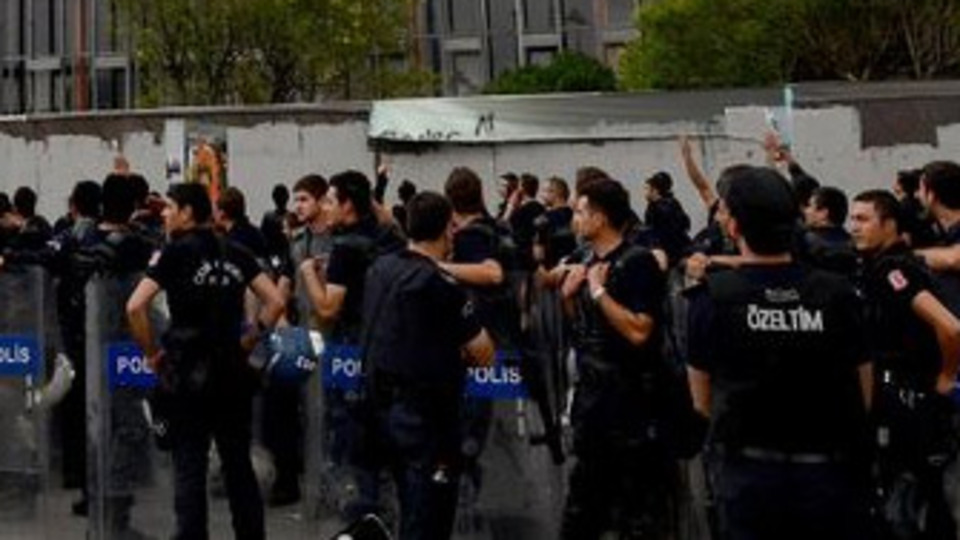 Taksim'de bu kez polisler slogan attı!