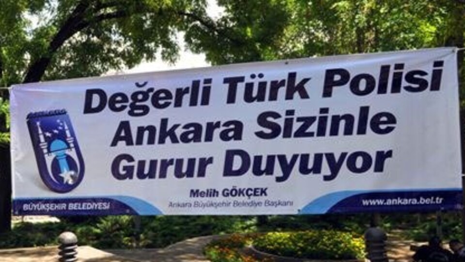 Gökçek'ten pankartlı teşekkür