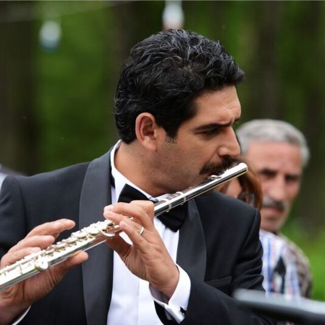 Damatlığı giydi, enstrüman şov yaptı