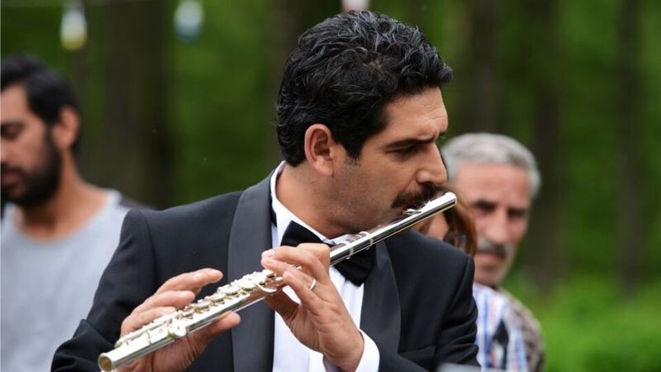 Damatlığı giydi, enstrüman şov yaptı