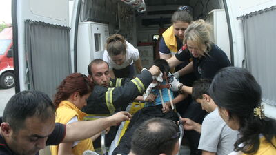 Demir korkuluk ağzına saplandı