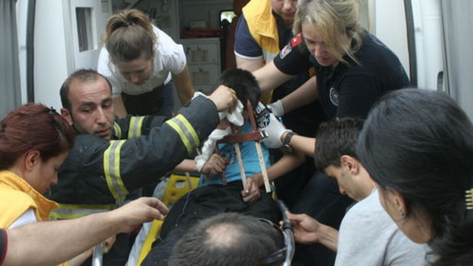 Demir korkuluk ağzına saplandı