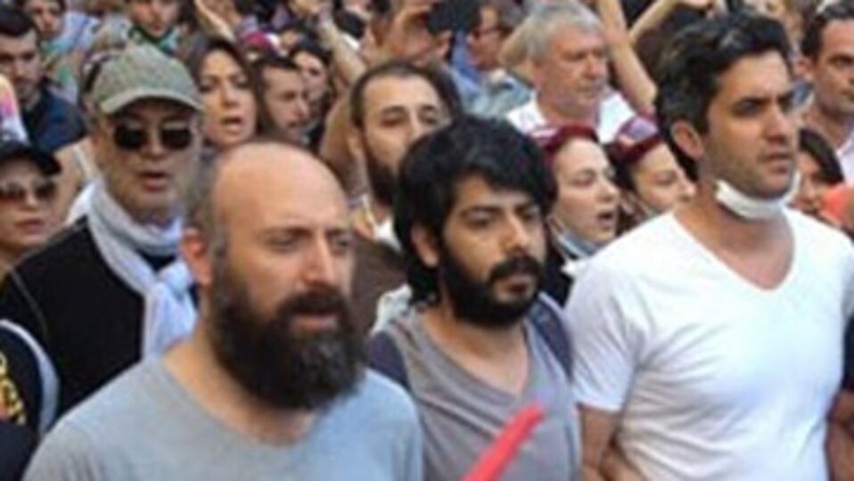 Ünlü isimlerden gençlere 'evine dön' çağrısı