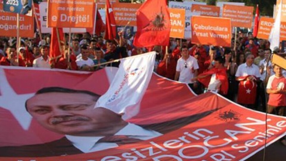 Arnavutluk'ta "Erdoğan Seninleyiz" mitingi