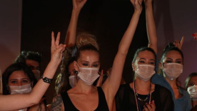 Gaz maskeli defile!