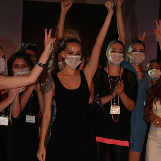 Gaz maskeli defile!
