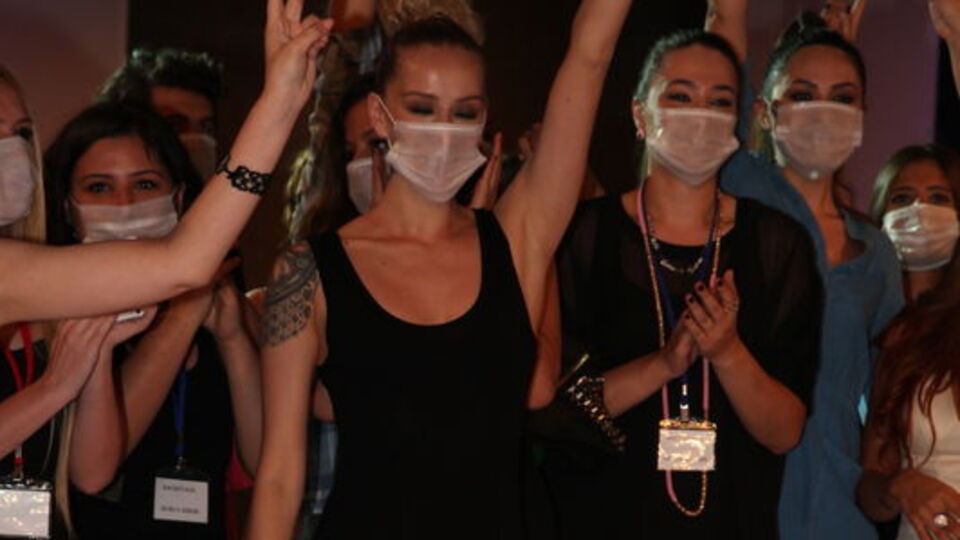 Gaz maskeli defile!