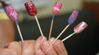 Tırnaklar ebru sanatıyla süsleniyor