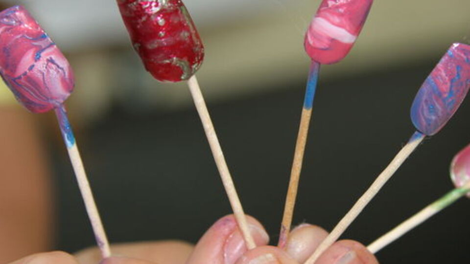 Tırnaklar ebru sanatıyla süsleniyor