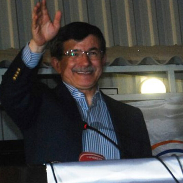 Davutoğlu Arapça slogan attı!