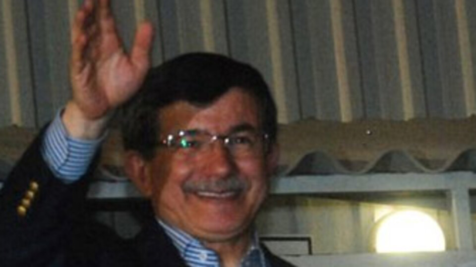 Davutoğlu Arapça slogan attı!