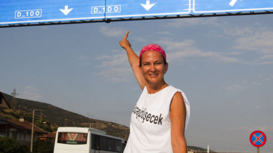 Ankara'ya yürüyen Aylin Kotil İzmit'te