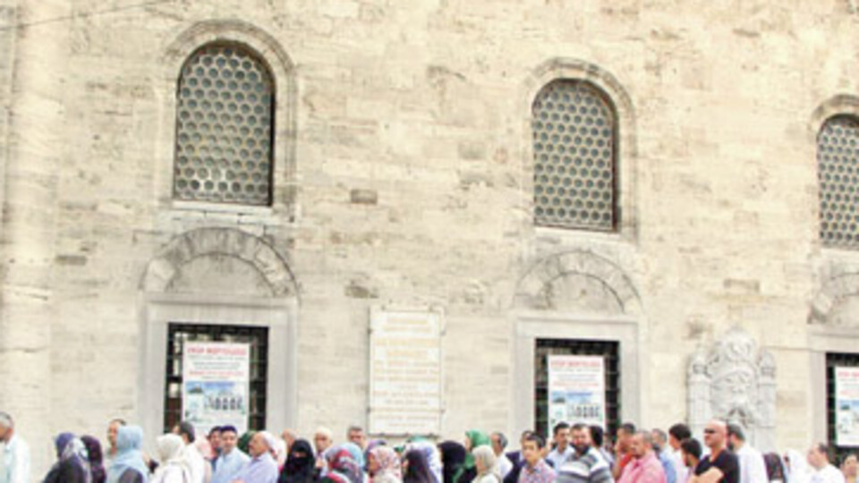 Eyüp Sultan izdihamla açıldı