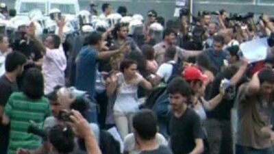 Galatasaray Lisesi önünde arbede