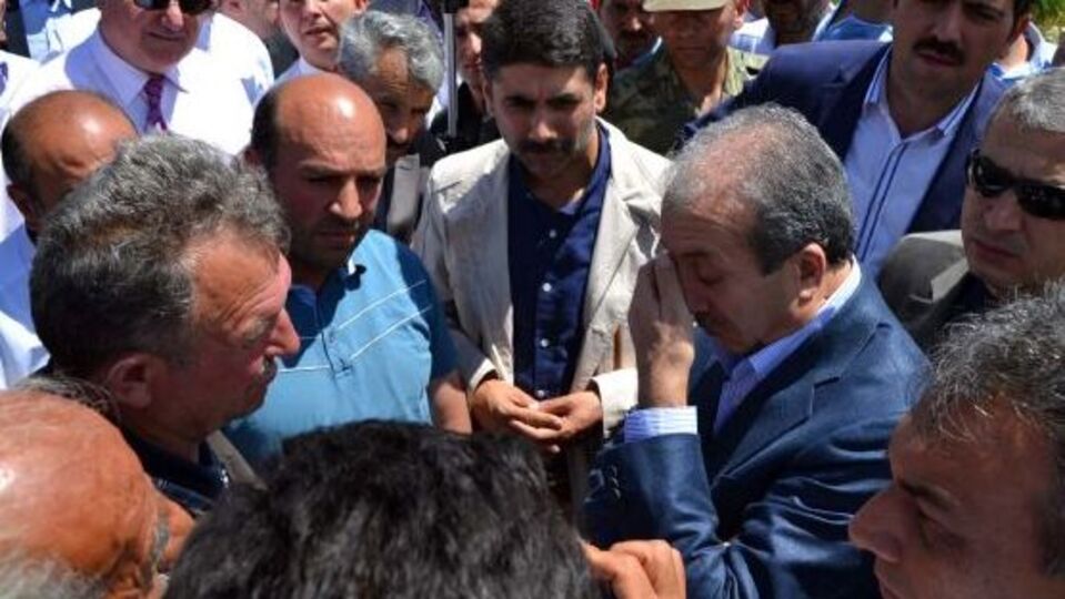 Köylüler Bakan'ın yolunu kesti