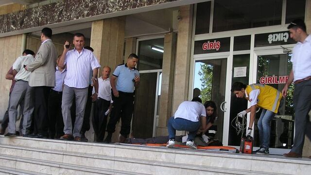 Adliye önünde çatışma!