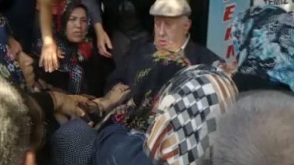 Eyüp Sultan'da 'para dağıtan adam' izdihamı