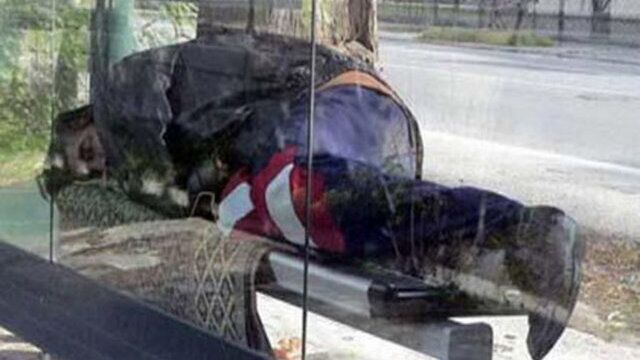 Ünlü oyuncu artık otobüs duraklarında uyuyor