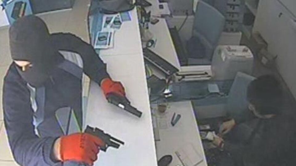 Banka soyduran drama tahliye