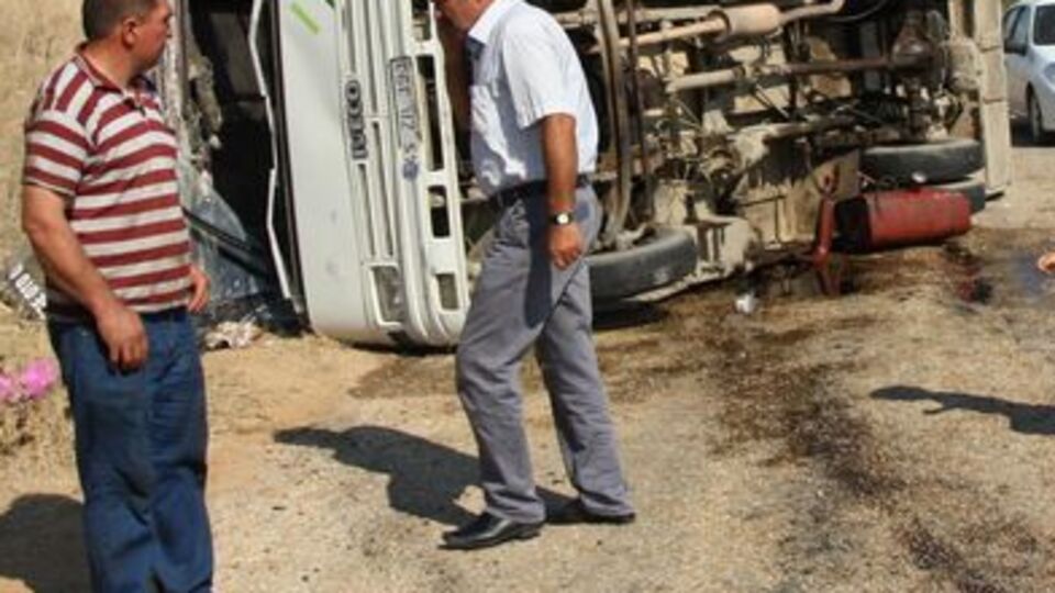 Servis midibüsü devrildi!