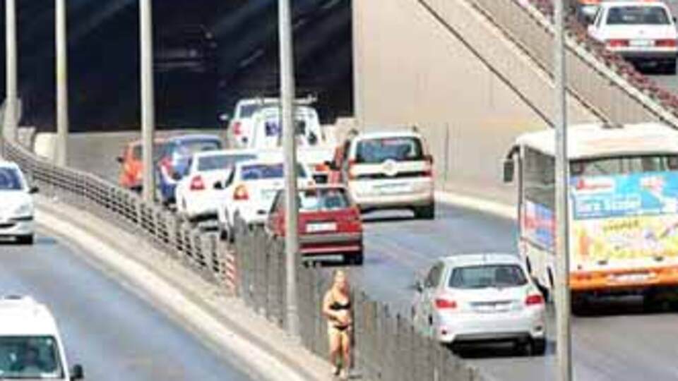 Yol ortasında soyunan kadın trafiği karıştırdı