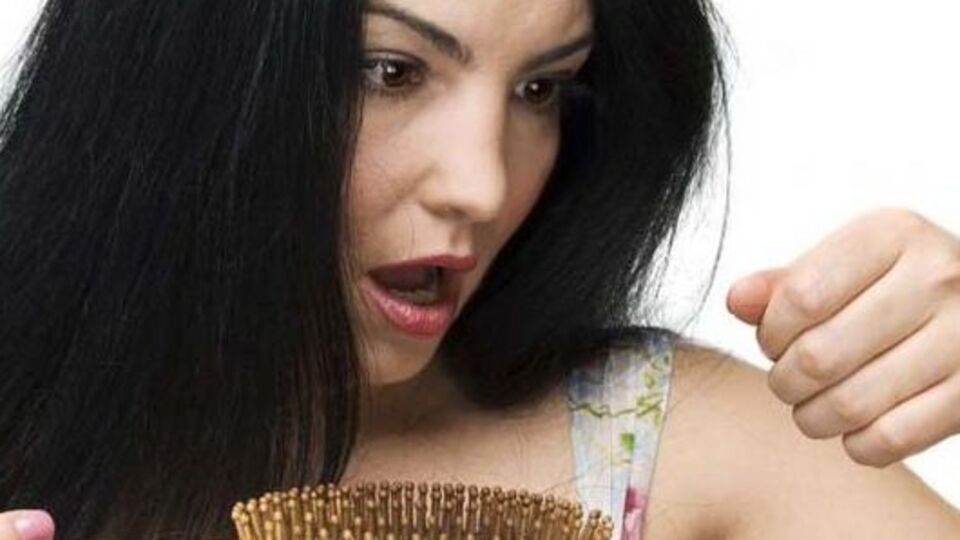 Beyaz tenlilerin saçları daha çok dökülüyor