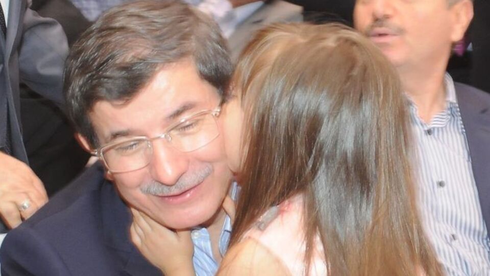 Bayram harçlığı dağıtan Davutoğlu'nun parası bitti