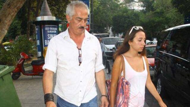 Yine genç bir bayanla görüntülendi