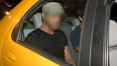 Kasketli ve sakallı!