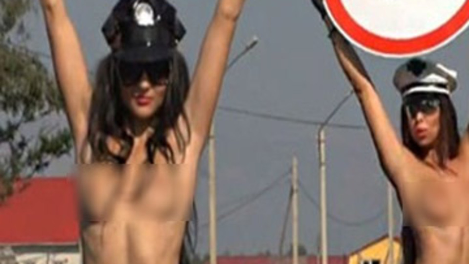 Yarı çıplak protesto