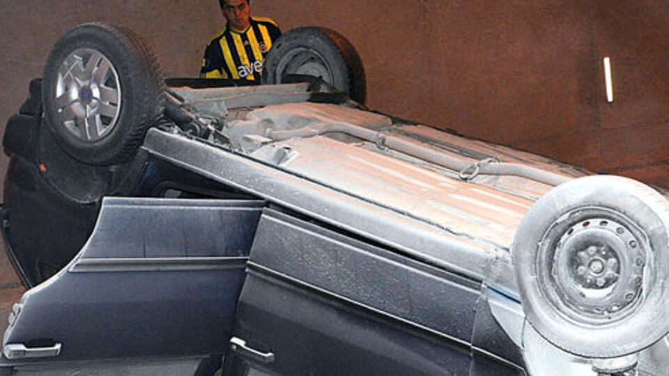 Tünel içinde takla atan araç alev yandı