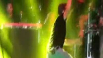 Sahnede feci düştü!