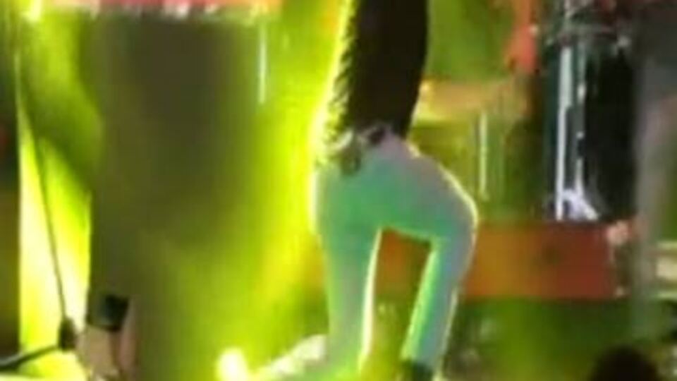 Sahnede feci düştü!