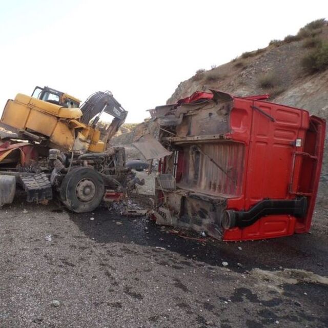 Tır şarampole yuvarlandı