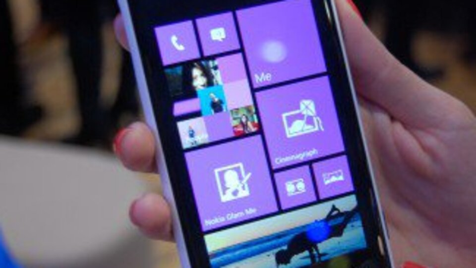 Nokia Lumia ile uçuşa geçti!