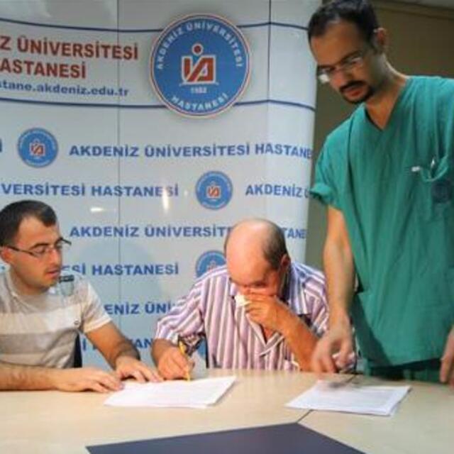 Yeni yüzüyle odasına geçti