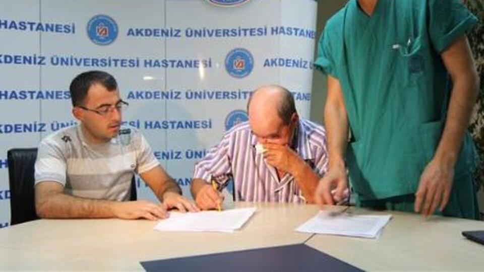 Yeni yüzüyle odasına geçti