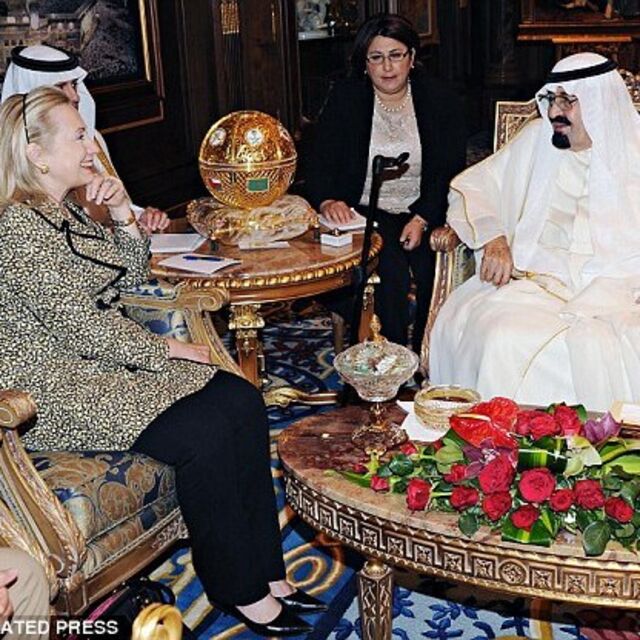 Clinton, pahalı hediyelerde Obama'ya fark attı