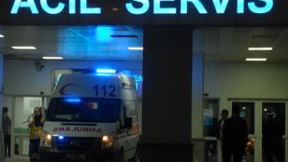 Diyaliz servisi kamyonla çarpıştı