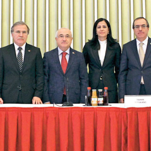 Anayasa Uzlaşma Komisyonu'nda yaprak dökümü