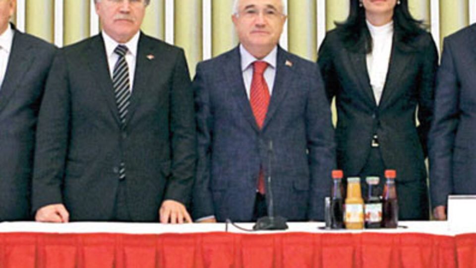Anayasa Uzlaşma Komisyonu'nda yaprak dökümü