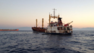 Kuru yük gemisi karaya oturdu!