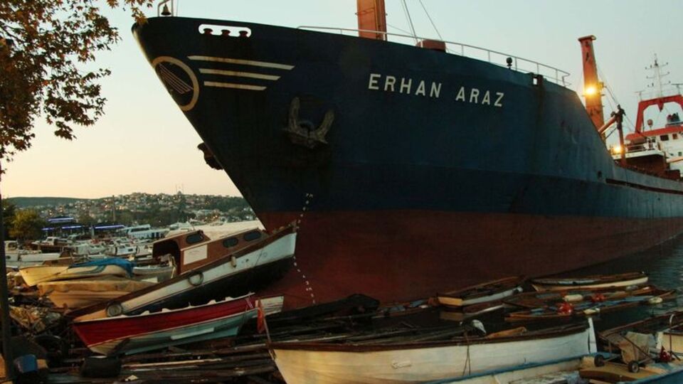 Kuru yük gemisi karaya oturdu!