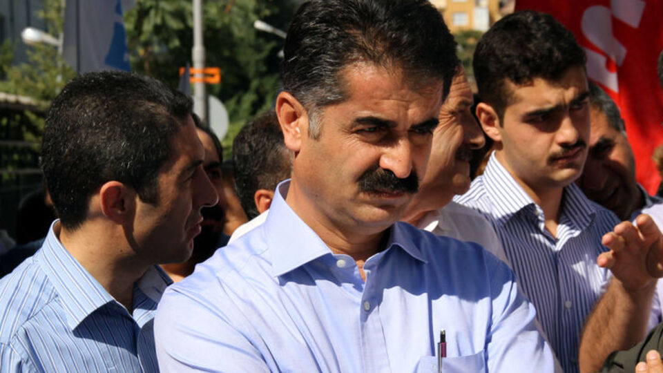 CHP'li Aygün iş makinesinin önüne geçti ve...