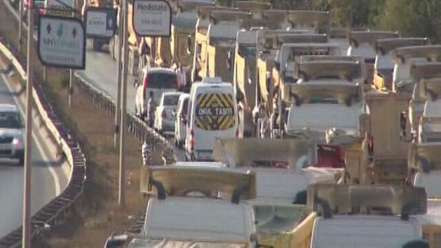 Yüzlerce kamyon yolu kapattı!