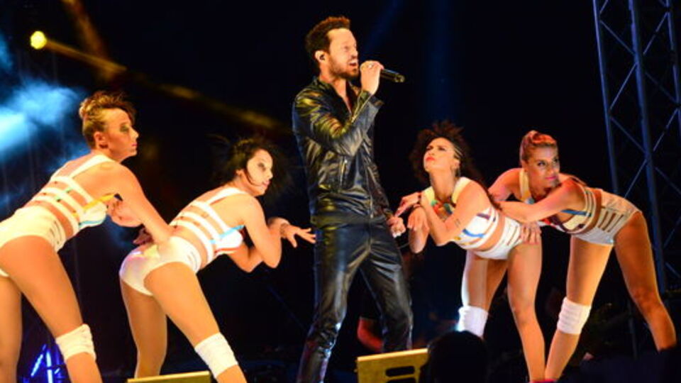 Şarkılarıyla şaşırttı!