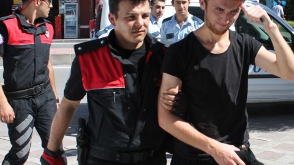 Polisler çarşafı kaldırınca şaşkına döndü!
